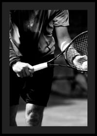 Mustavalkoinen valokuva tennispelaajasta mailan ja pallon kanssa-0