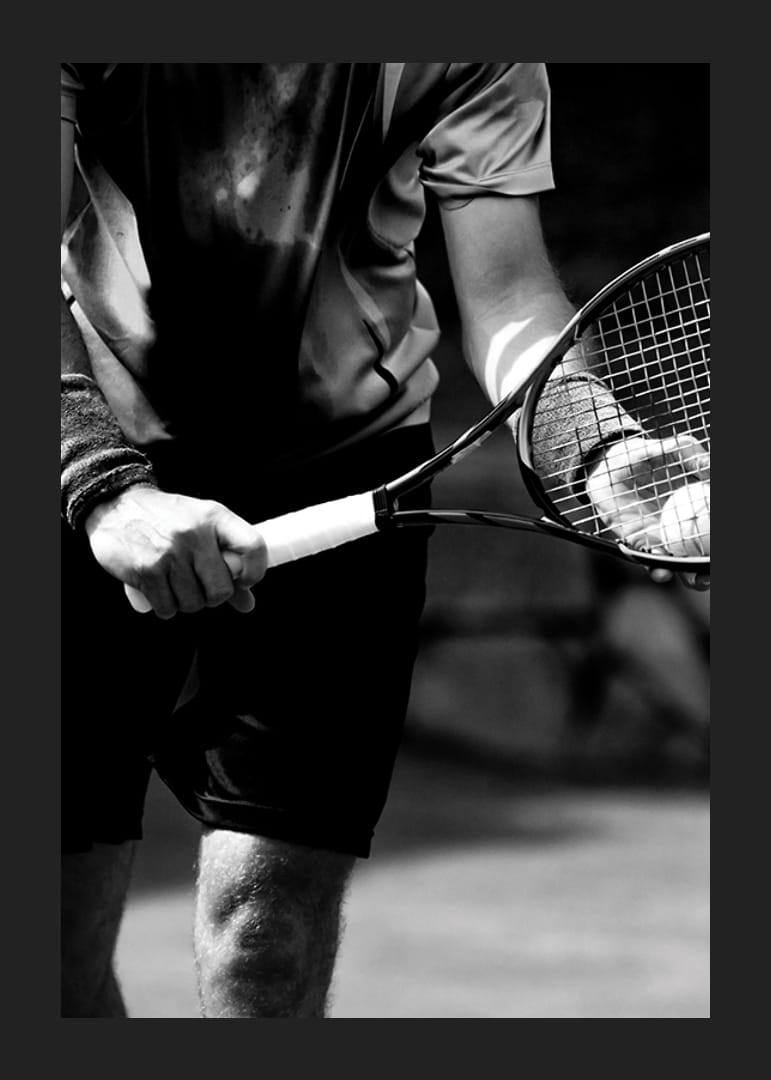 Mustavalkoinen valokuva tennispelaajasta mailan ja pallon kanssa-12