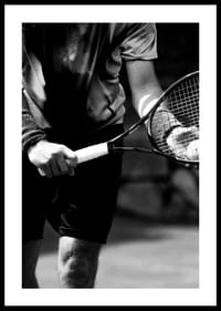 Mustavalkoinen valokuva tennispelaajasta mailan ja pallon kanssa-2