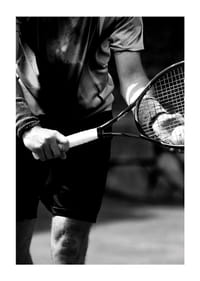 Mustavalkoinen valokuva tennispelaajasta mailan ja pallon kanssa-3