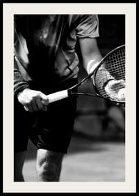 Mustavalkoinen valokuva tennispelaajasta mailan ja pallon kanssa-4