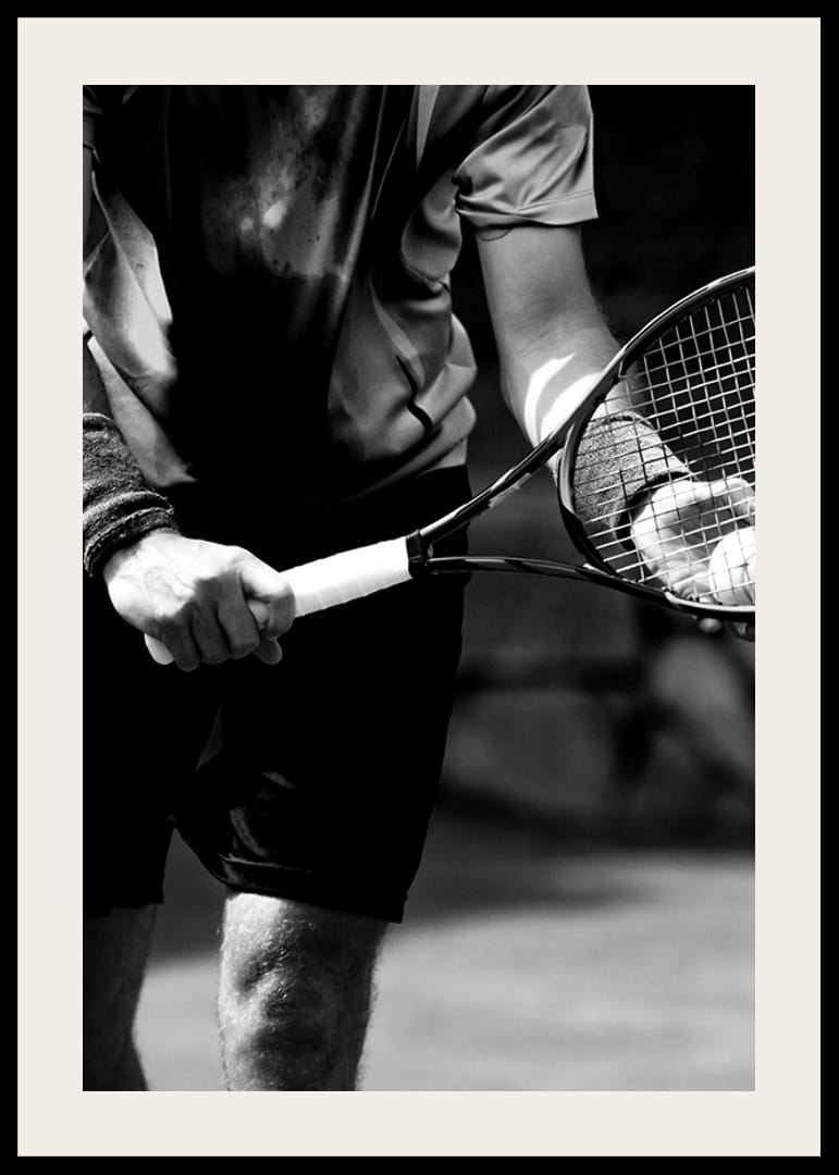 Mustavalkoinen valokuva tennispelaajasta mailan ja pallon kanssa-12