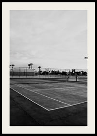 Svartvitt foto av tom tennisplan med linjer och palmträd-2