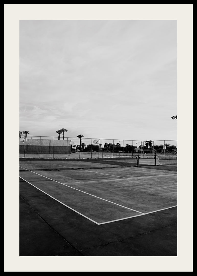 Svartvitt foto av tom tennisplan med linjer och palmträd-12