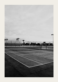 Svartvitt foto av tom tennisplan med linjer och palmträd-3