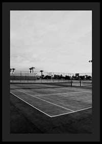 Svartvitt foto av tom tennisplan med linjer och palmträd-4