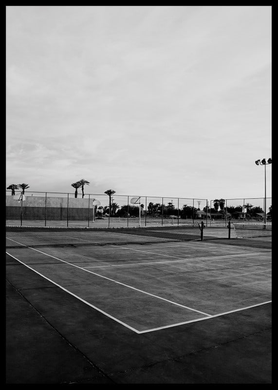 Svartvitt foto av tom tennisplan med linjer och palmträd-12