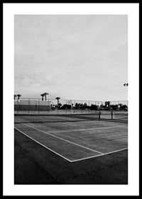 Svartvitt foto av tom tennisplan med linjer och palmträd-0