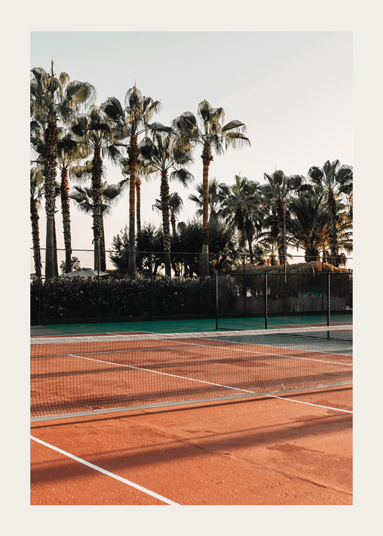 Fotografisk tennisplan med röda toner och palmer i bakgrunden-12
