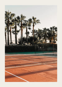 Fotószerű teniszpálya vörös árnyalatokkal és pálmafákkal a háttérben-3