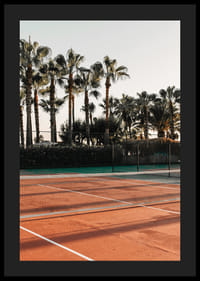 Fotószerű teniszpálya vörös árnyalatokkal és pálmafákkal a háttérben-4