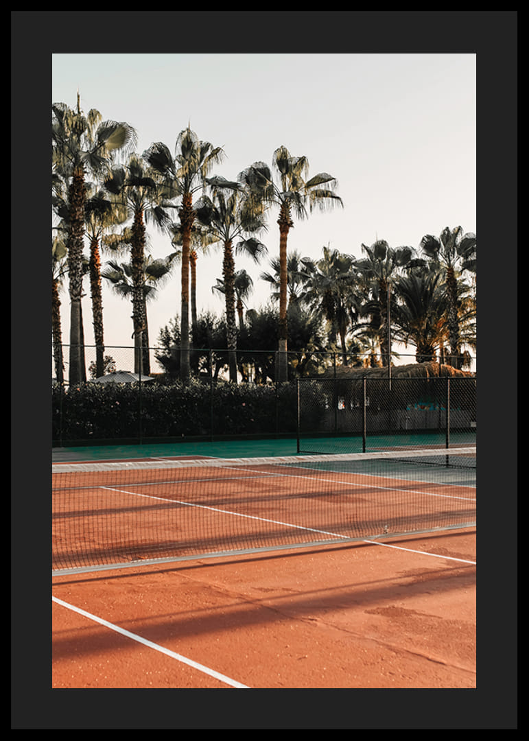 Fotószerű teniszpálya vörös árnyalatokkal és pálmafákkal a háttérben-12