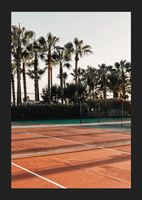 Fotografisk tennisplan med röda toner och palmer i bakgrunden-5