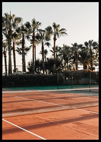 Fotografisk tennisplan med röda toner och palmer i bakgrunden-6