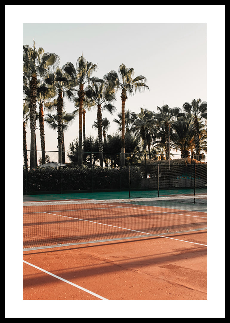 Fotografisk tennisplan med röda toner och palmer i bakgrunden-12