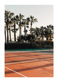 Fotografisk tennisplan med röda toner och palmer i bakgrunden-1