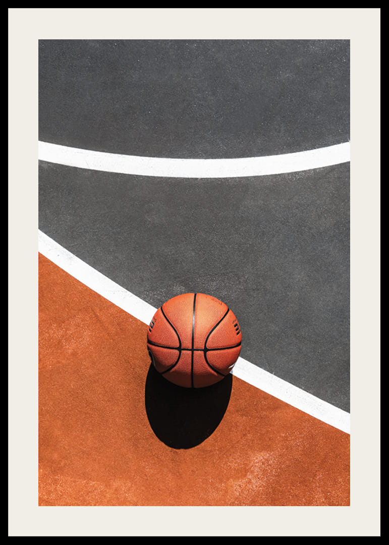 Foto van basketbal op een kleurrijk basketbalveld buiten-12