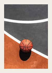 Fotografi av basketboll på färgstark basketplan utomhus-3