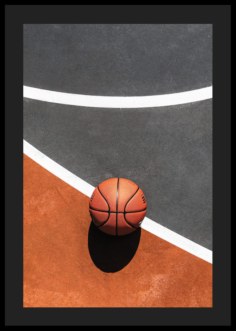 Foto van basketbal op een kleurrijk basketbalveld buiten-12