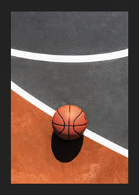 Fotografi av basketboll på färgstark basketplan utomhus-5