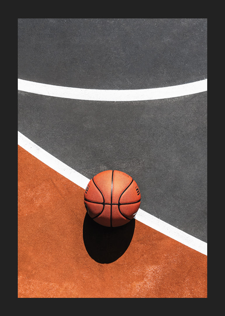 Fotografi av basketboll på färgstark basketplan utomhus-12