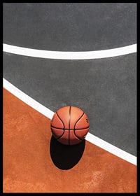 Fotografi av basketboll på färgstark basketplan utomhus-6