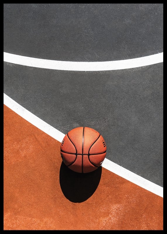 Fotografi av basketboll på färgstark basketplan utomhus-12