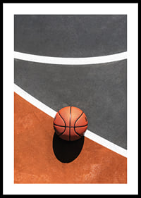 Fotografi av basketboll på färgstark basketplan utomhus-0