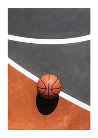 Fotografi av basketboll på färgstark basketplan utomhus-1