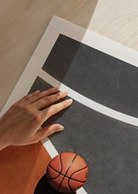 Fotografi av basketboll på färgstark basketplan utomhus-9