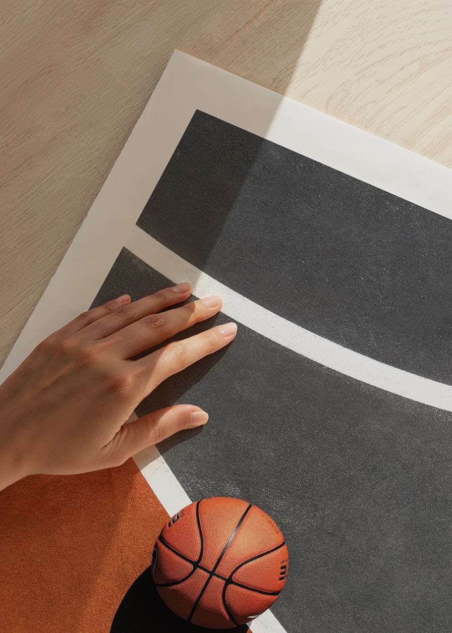 Fotografi av basketboll på färgstark basketplan utomhus-12