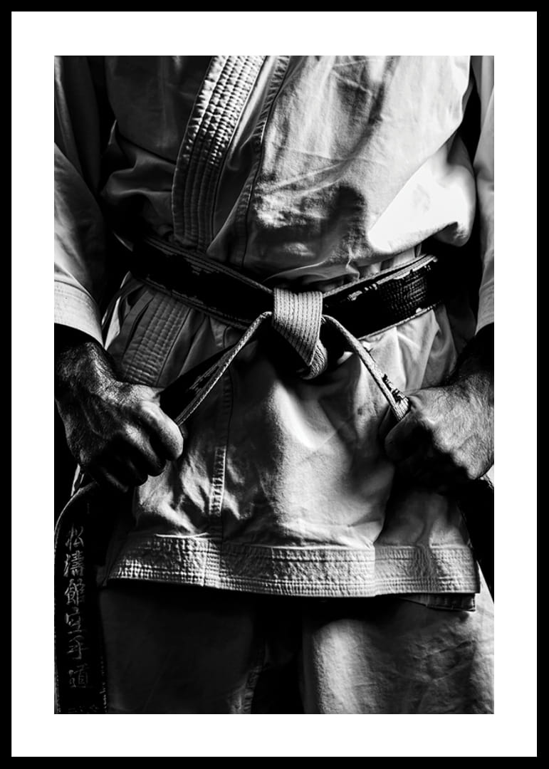 Svart-hvitt nærbilde av person i kampsportantrekk med svart belte-12