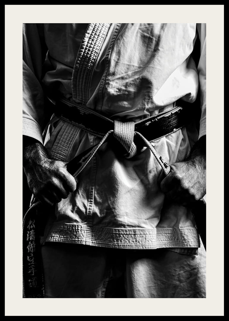 Svart-hvitt nærbilde av person i kampsportantrekk med svart belte-12
