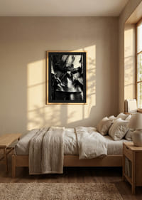 Svart-hvitt nærbilde av person i kampsportantrekk med svart belte-8