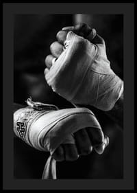 Primer plano en blanco y negro de manos atadas con vendas de boxeo.-0