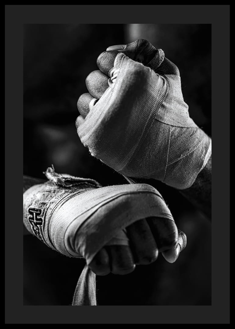 Primer plano en blanco y negro de manos atadas con vendas de boxeo.-12