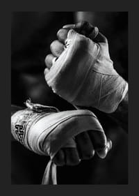 Primer plano en blanco y negro de manos atadas con vendas de boxeo.-1
