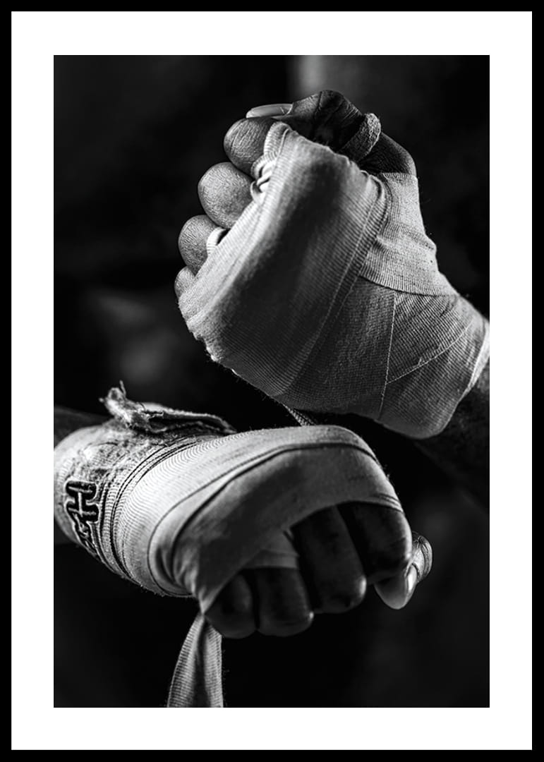 Primer plano en blanco y negro de manos atadas con vendas de boxeo.-12