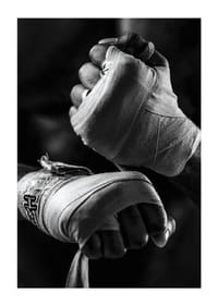 Primer plano en blanco y negro de manos atadas con vendas de boxeo.-3