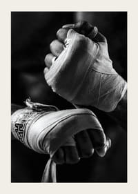 Primer plano en blanco y negro de manos atadas con vendas de boxeo.-5