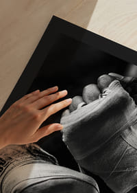 Primer plano en blanco y negro de manos atadas con vendas de boxeo.-9