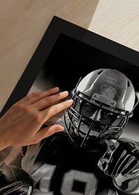 Svartvitt porträtt av amerikansk fotbollsspelare i hjälm-9