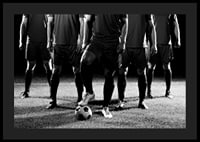 Schwarz-weißes Gruppenfoto von Fußballspielern in Spieluniformen-0
