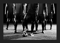 Schwarz-weißes Gruppenfoto von Fußballspielern in Spieluniformen-1