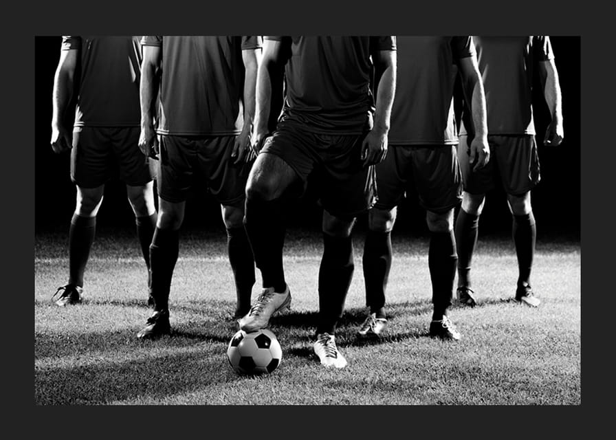 Fotografie de grup alb-negru cu jucători de fotbal în uniforme de meci-12