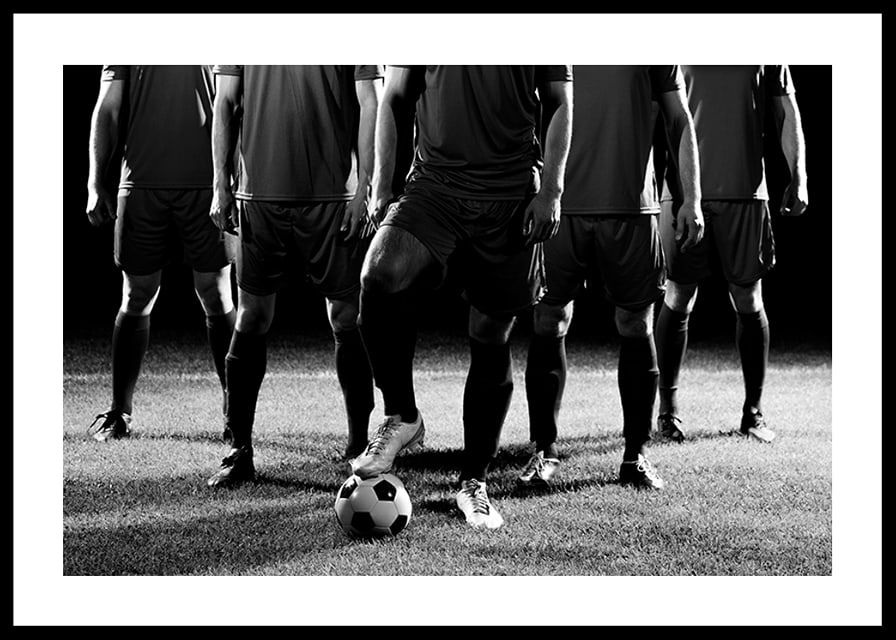 Schwarz-weißes Gruppenfoto von Fußballspielern in Spieluniformen-12