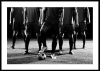 Fotografie de grup alb-negru cu jucători de fotbal în uniforme de meci-2