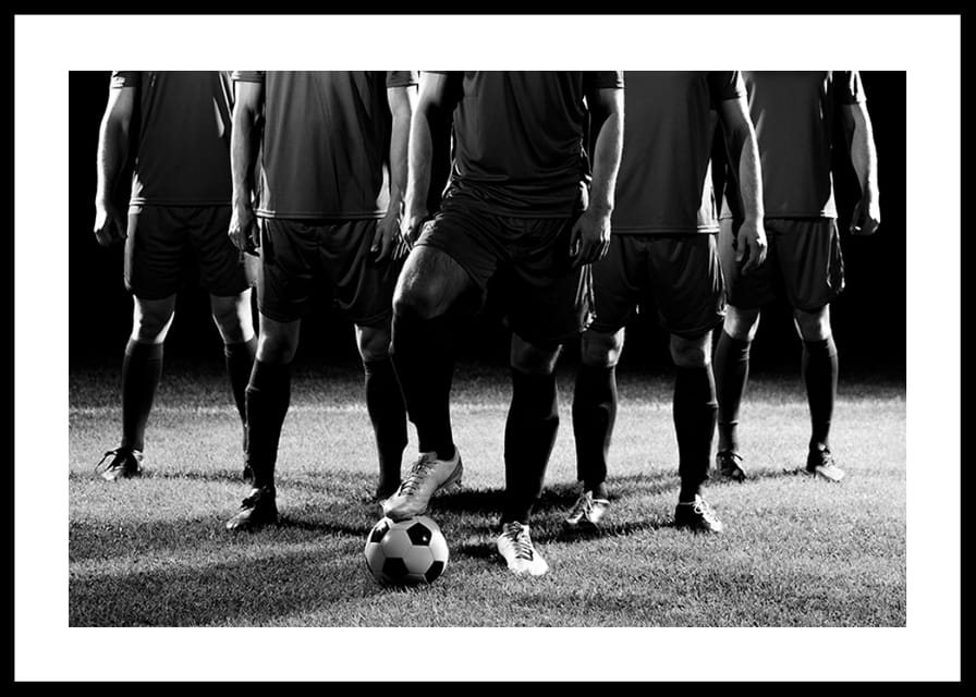 Fotografie de grup alb-negru cu jucători de fotbal în uniforme de meci-12