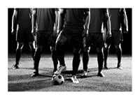 Schwarz-weißes Gruppenfoto von Fußballspielern in Spieluniformen-3