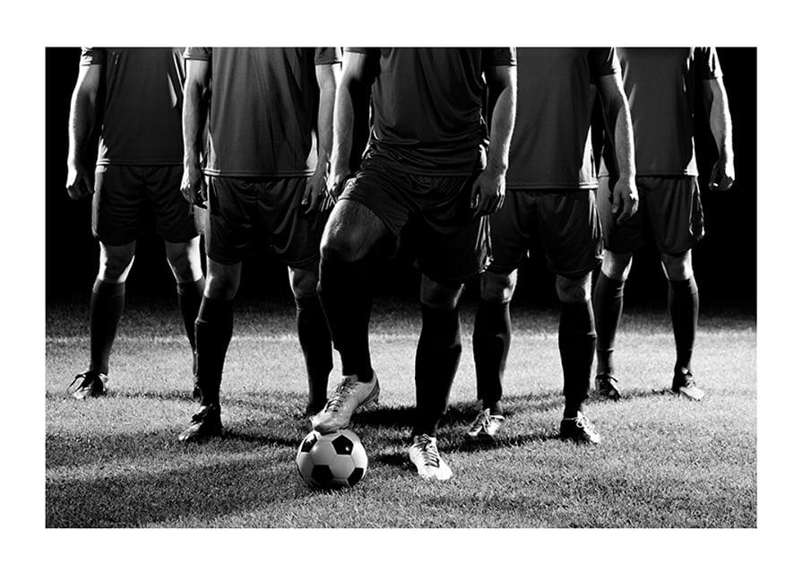 Schwarz-weißes Gruppenfoto von Fußballspielern in Spieluniformen-12